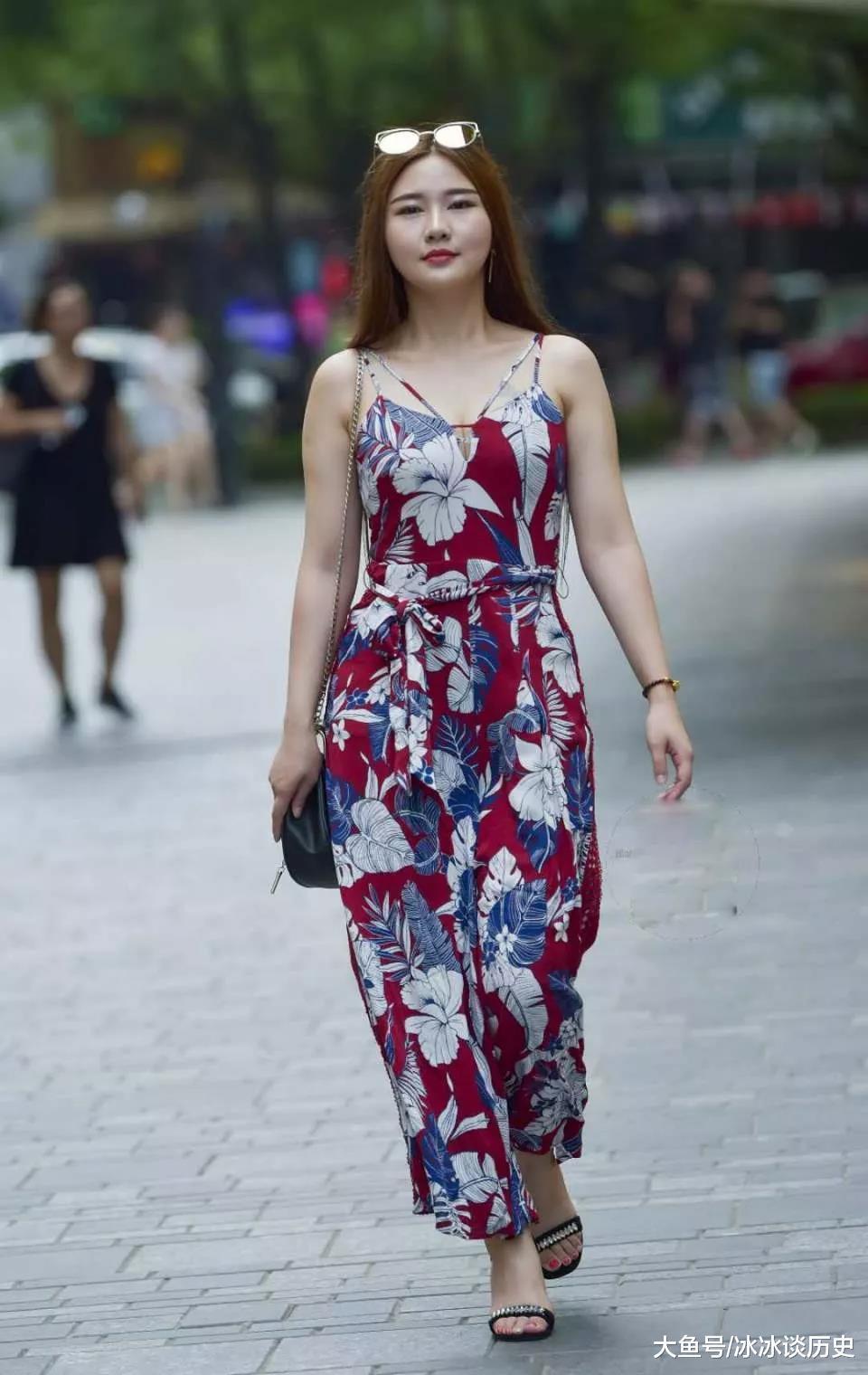 街拍穿花色吊带裤裙的性感女神,魅力的身姿,气质华贵很显富态