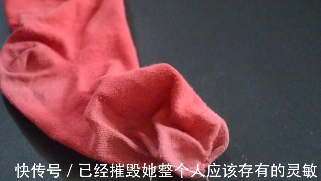 缝纫|穿破的袜子不要扔,简单剪一刀,旧袜子变得和新的一样,太实用了