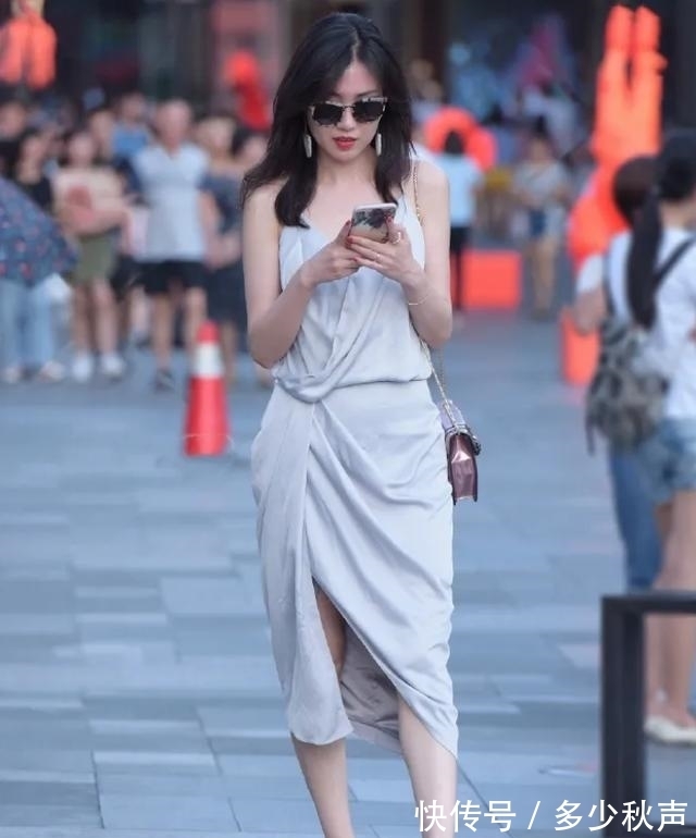 连衣裙 亮色吊带连衣裙,搭配白色时尚高跟凉鞋,动人美感油然而生