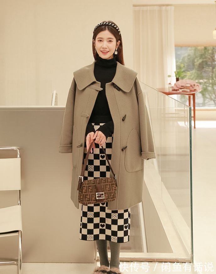 中年女人 过完一半冬天才发现:中年女人穿大衣时,还是配“半裙”最显气质