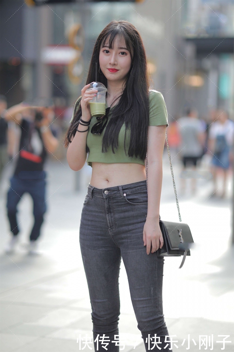 搭配|黑灰色的牛仔裤,搭配一件绿上衣,显得人活泼又温柔