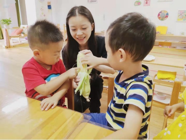 审美观|大学老师“精致”穿搭走红,每天衣服不重样,学生:堪比时尚达人