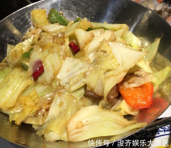  学会|做手撕包菜，直接下锅就错了！学会这一招，不发黑不油腻酸爽可口