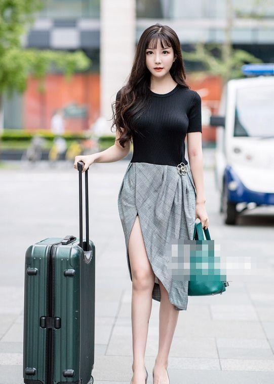 牛仔热裤 小姐姐搭配牛仔热裤,活力十足又很有少女感
