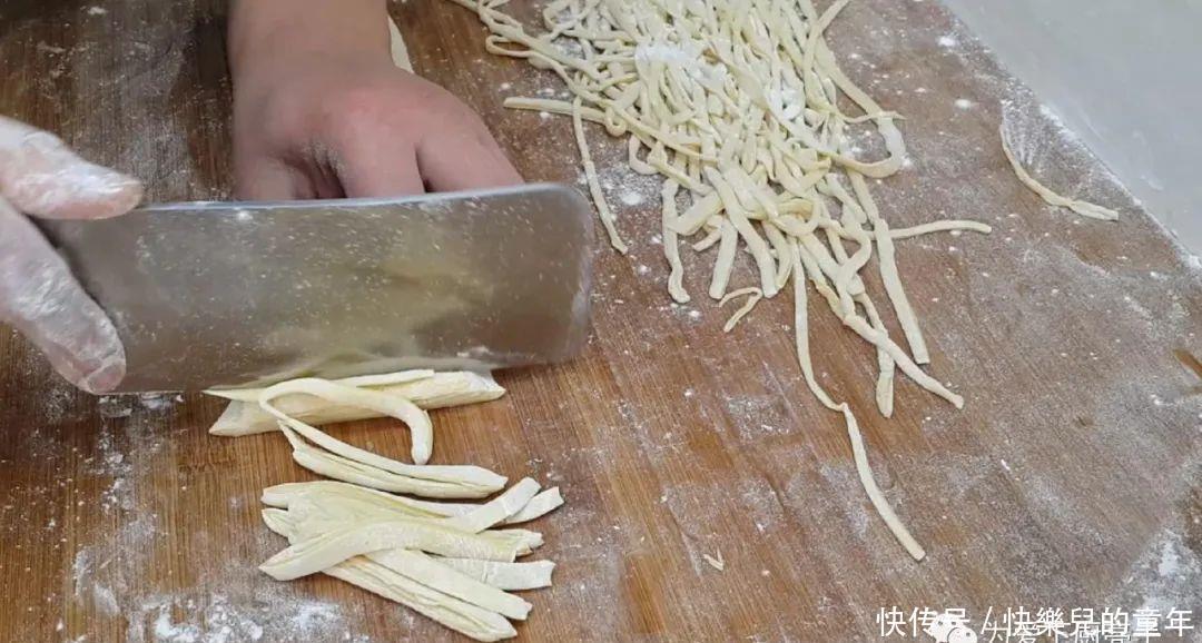 在家自制沙琪玛的做法,掌握关键技巧,松软香甜,新手一次就成功