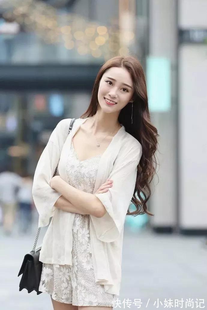 甜美|街拍:清新脱俗的时尚女生,甜美笑容透着迷人气息