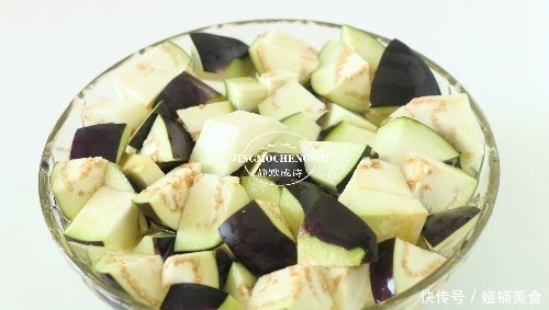 西红柿|我烧茄子从来不油炸，只需多一步，茄子吸油少，炒熟也不变黑