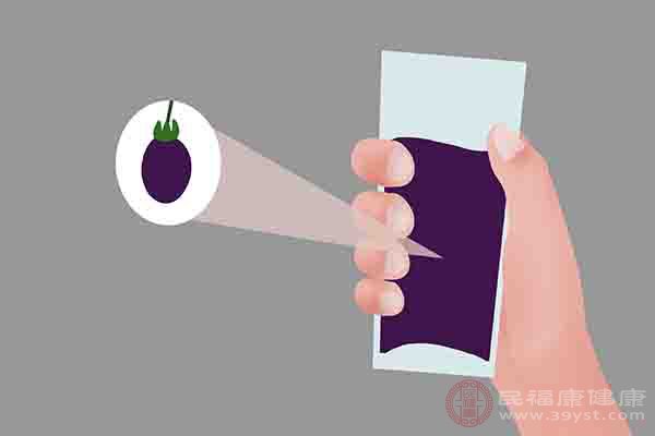 黑枸杞泡水后是什么颜色