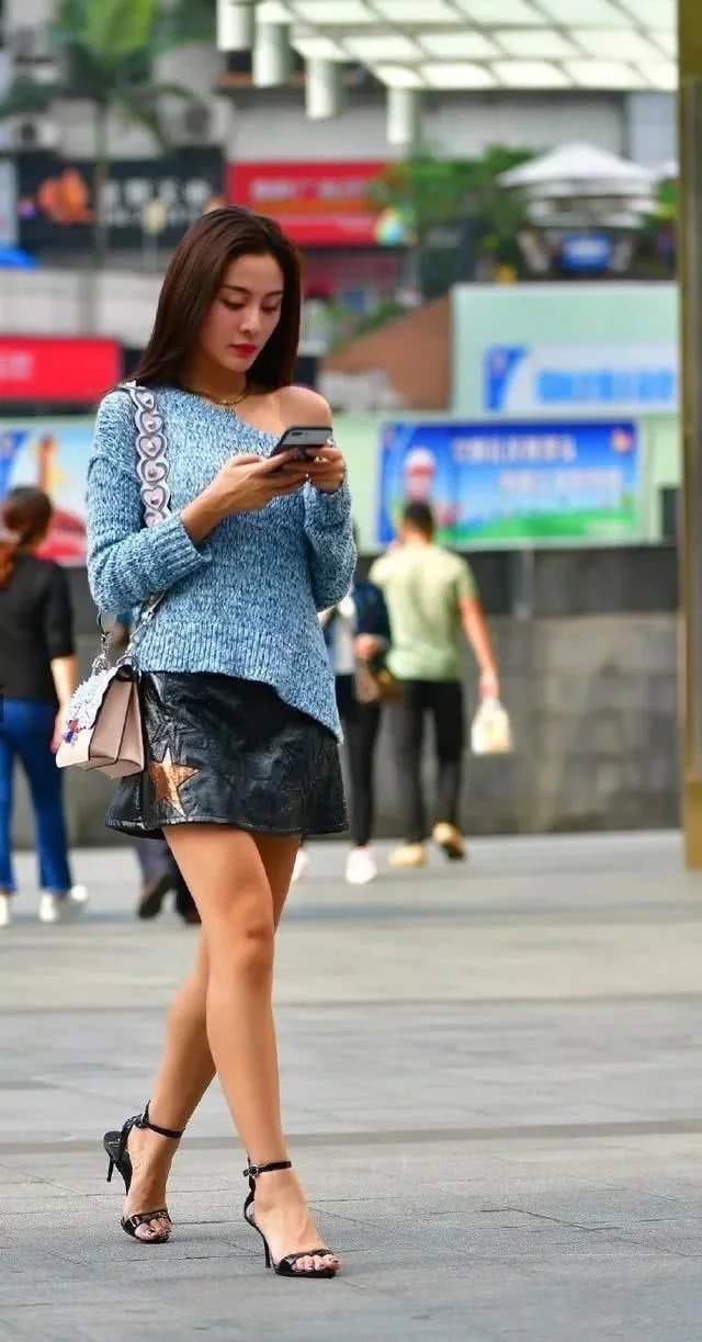 街拍:小姐姐搭配非常简单,戴了一副墨镜,显得很有范儿