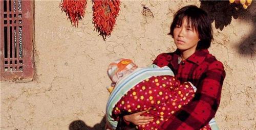 老汉|14岁女孩离家出走,被老汉拐走后6年生3娃,找到时母亲早已认不出