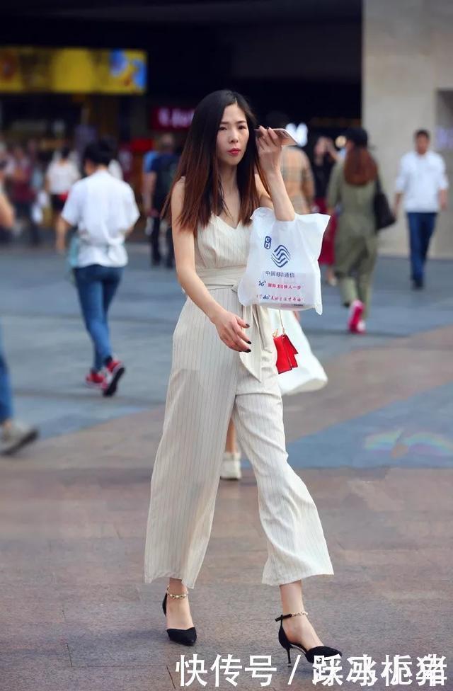 时尚|美女一双个性的一字带高跟凉鞋穿它出街,精致之中带着时尚的韵味