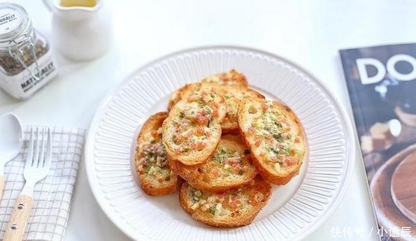  上班族的快捷早餐，简单“暴力”的蒜香芝士法棍，解馋抗饿两不误