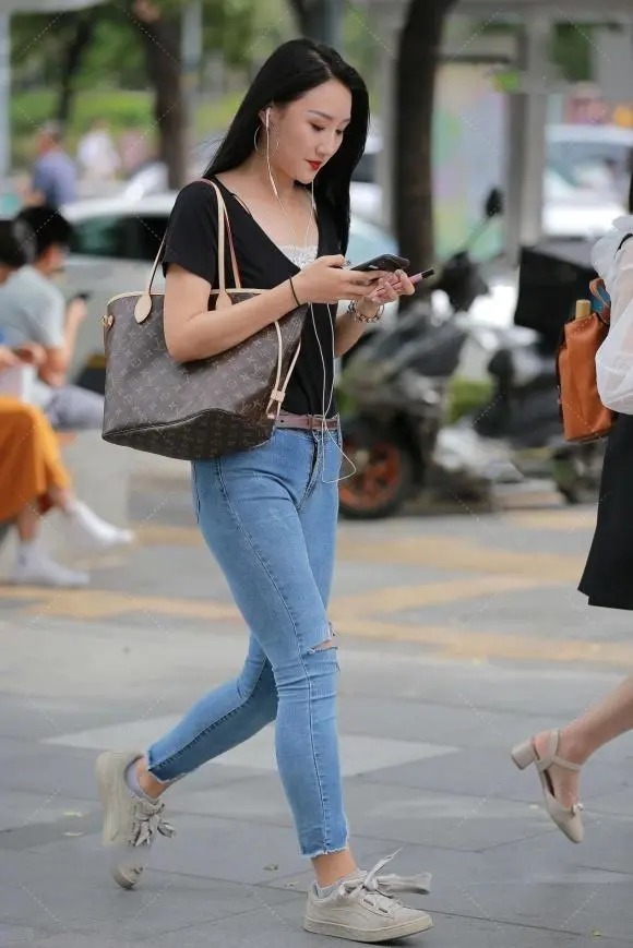 牛仔裤|穿腻了普通的牛仔裤，感受下破洞裤的魅力，时尚又显身材