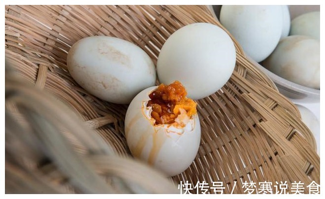 用土方法腌咸鸭蛋，多加1味料，10天就腌好，鸭蛋个个流油