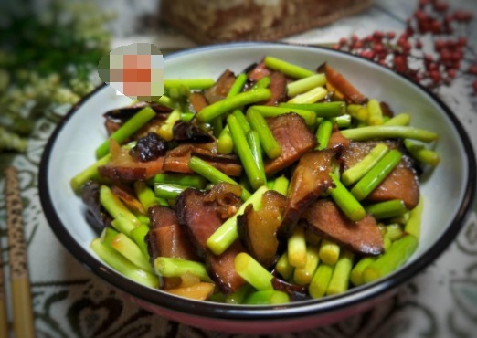 饭店最火的家常菜,10块钱不到,两三下就炒好,家人吃过都说好!