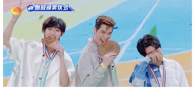 收視|《夏日少年派》收視第一，楊迪、蕭敬騰“撿土豆”綜藝感拉滿(mǎn)