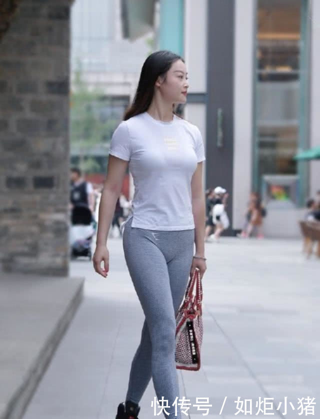 路人街拍,身姿摇曳的打底裤美女,散发出女神气场!