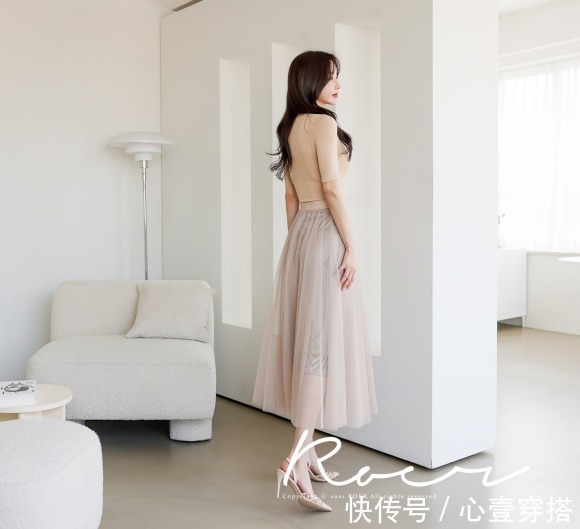 爱丽舍|女神孙允珠高清时尚搭配:爱丽舍珍珠娇杏细螺纹雪纺裙