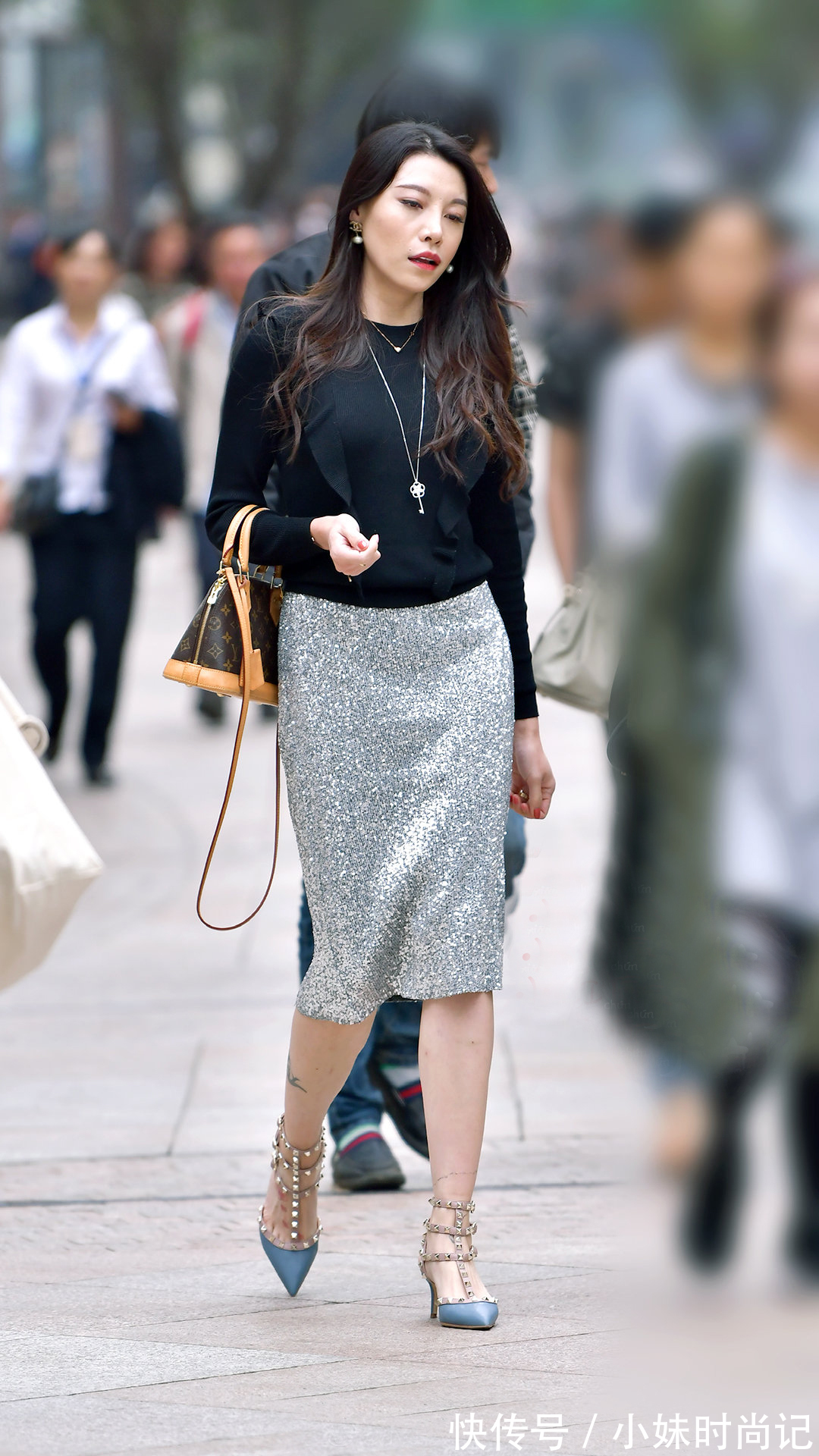 小姐姐 黑色荷叶边长袖衫,配银灰色半身裙,优雅美丽又气韵十足