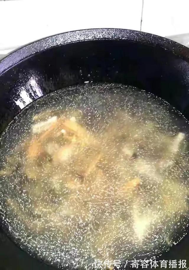 酸菜叶|饭前来碗酸辣汤！酸辣开胃，汤汁浓稠，几分钟就搞定