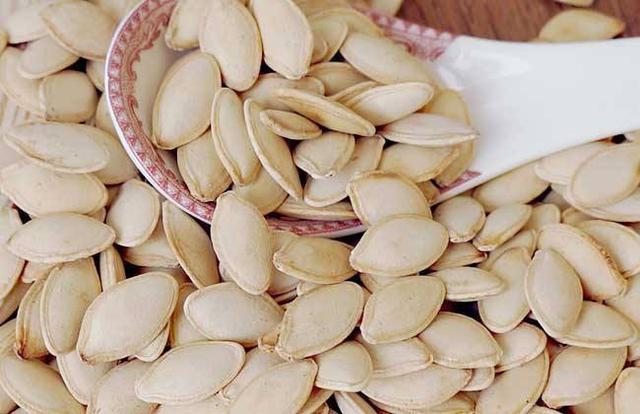 彭鑫蕊|每天吃一小把南瓜子,有4大好处,但医生提醒1类人少吃为妙