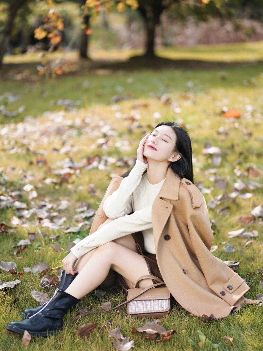 小姐姐|秋冬季穿什么?格子大衣搭配紧身牛仔裤高级时髦,显高又显瘦!