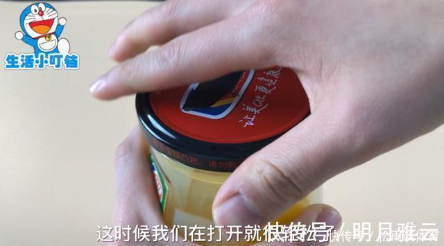 跟着我一起|今天才知道,罐头盖上有个“小机关”,再也不用撬开了,太简单了