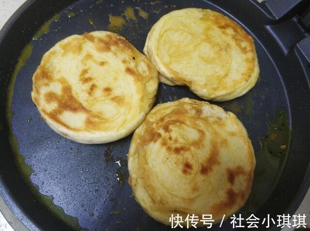 黑芝麻|两勺芝麻酱、一碗面粉,教你在家做麻酱烧饼,学会不用再去买了