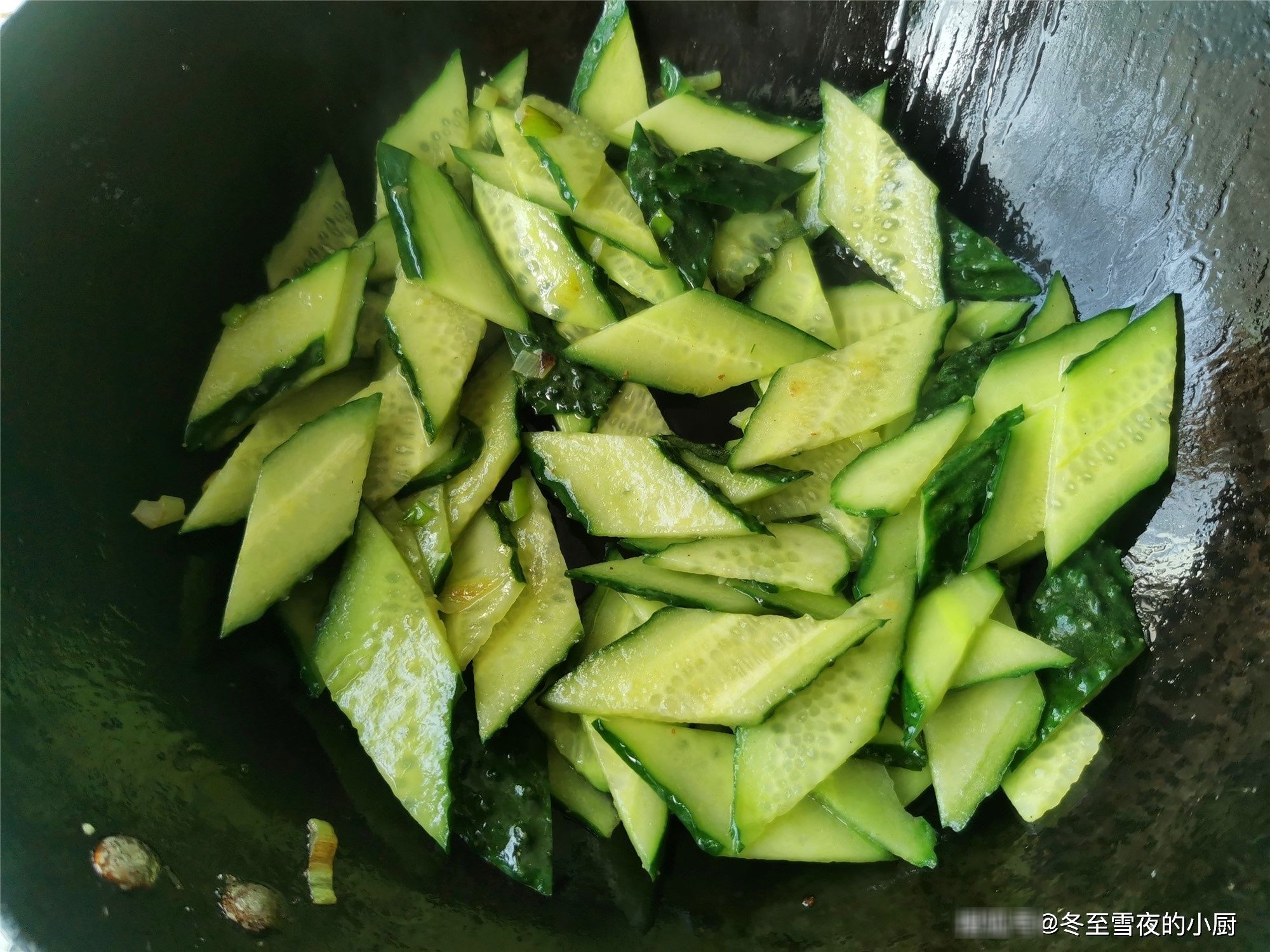 春季，把鸡蛋这样搭配炒，简单快手家常菜，吃着清香清淡又爽口