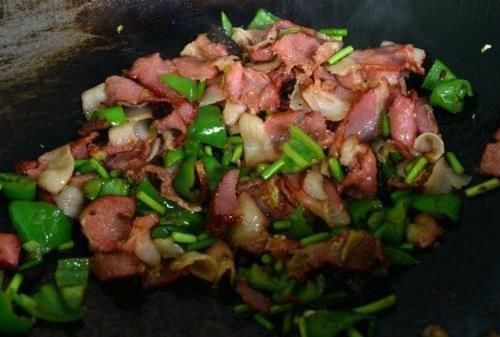 新鲜肉|炒腊肉时,不要切了就炒,牢记3个技巧,腊肉吃着香,口感好