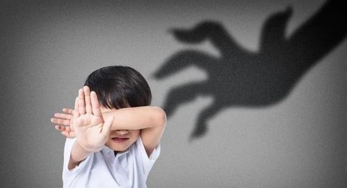 坏人|女孩在电梯里遇到“坏爷爷”,神走位躲开咸猪手,父母教育是关键