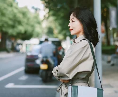 为什么女人过了50岁,不建议留“黑长直”!显老又显发量少