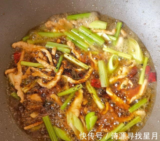 一溪月|芹菜肉丝炒面，油润鲜香，好吃极了！