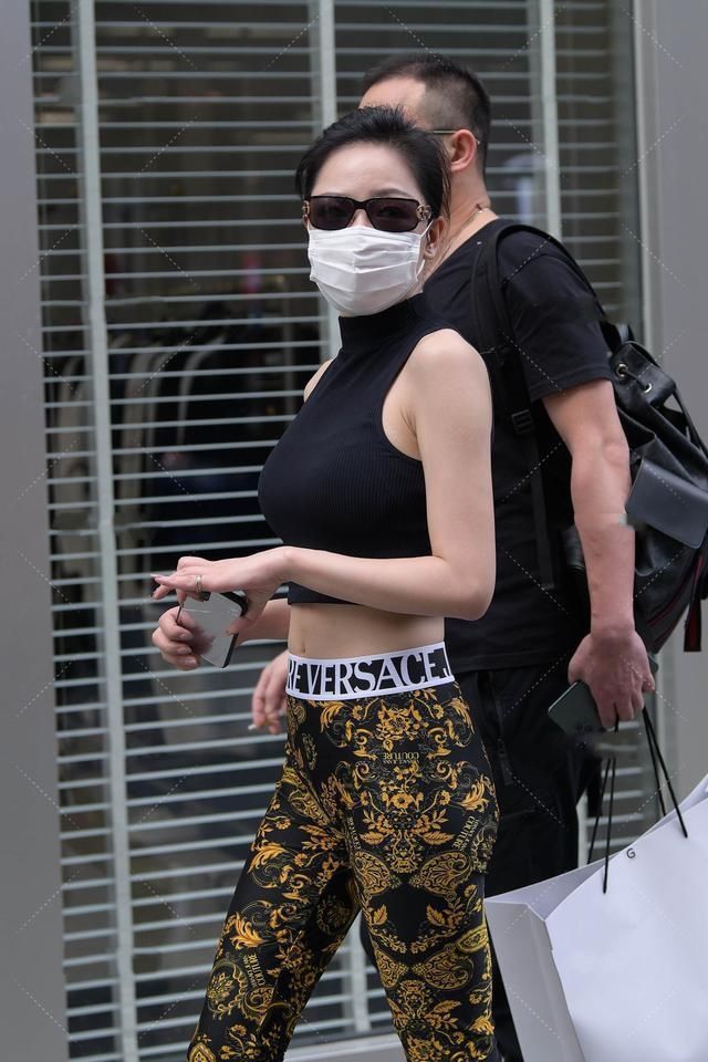 图案|阿姨黑色半高领上衣搭配花纹修身裤,设计精美,尽显时髦气息