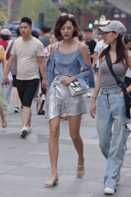时尚|小白鞋搭配风衣，显得人很大气，轻松穿出女神范