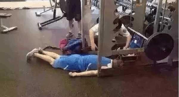动作|5个血淋淋的案例告诉你,错误的健身动作会造成多大的伤害