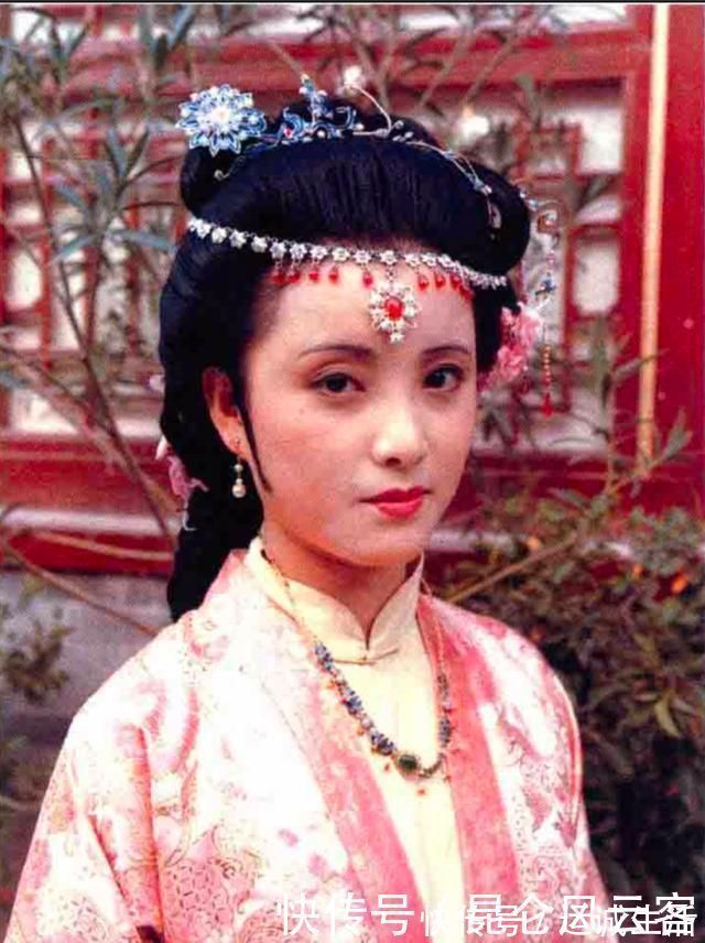 衣裳|秦可卿卧病期间，为何每天换四五遍衣裳？曹雪芹：重点不在换衣裳