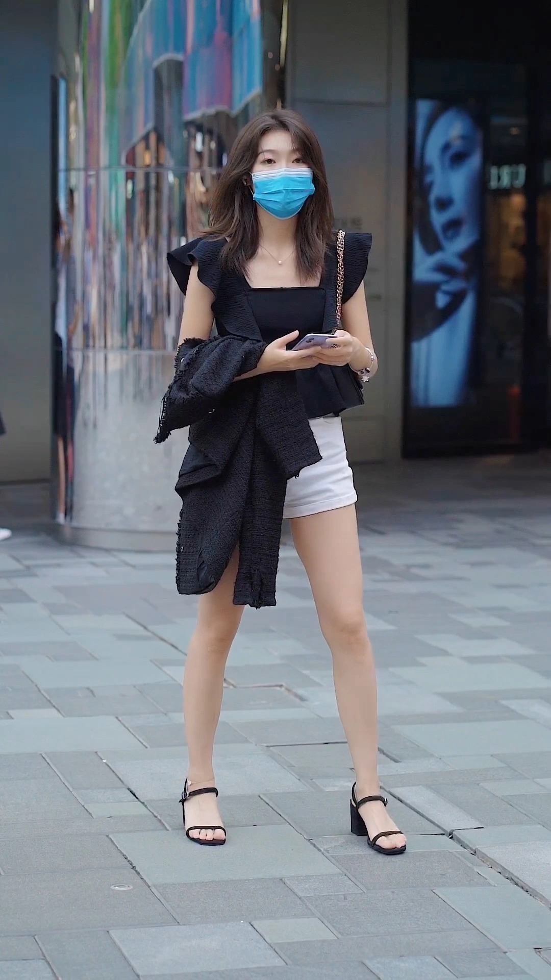简约|街拍小姐姐太会穿,黑色荷叶边上衣搭配超短裤,打造经典黑白配