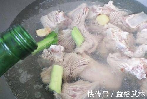 焯水|排骨焯水时,用冷水还是热水?许多人都弄错了,难怪肉质会柴