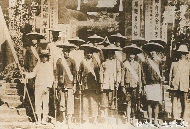 一位英雄,写下一首绝命诗,妻子5根金条买下,此诗几乎人人会背