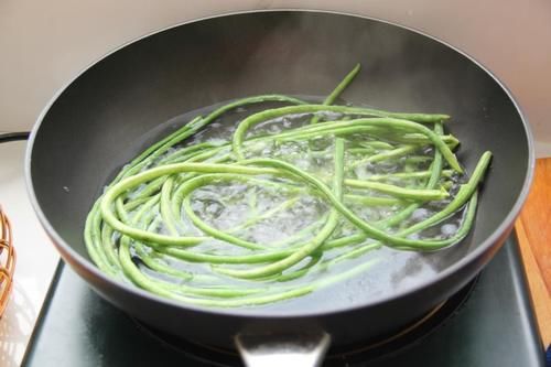 蒸出来的美味，豆角虾仁的完美组合，荤素搭配，鲜味十足