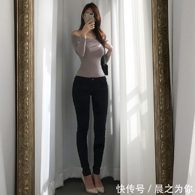 时髦 时髦优雅的高挑美女，搭配上牛仔裤，瞬间魅力十足！