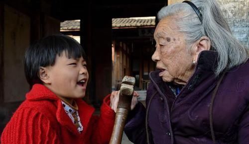 奶奶|5岁儿子跟外婆亲,奶奶醋意大发,怒骂儿媳:你是怎么教育孩子的