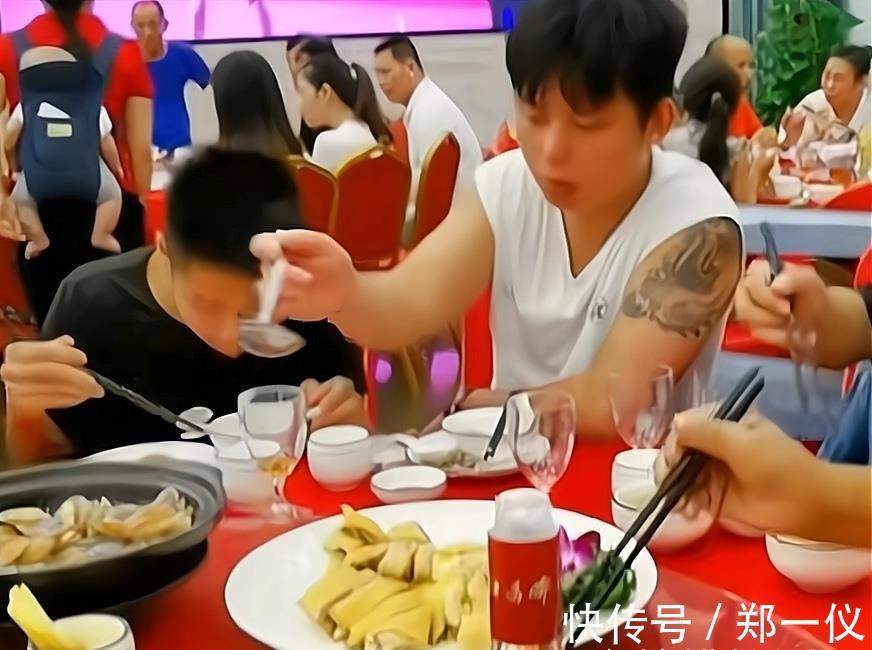 获得者|有虾有肉档次高!村里为全红婵设宴款待各方来宾,村民吃得挺痛快
