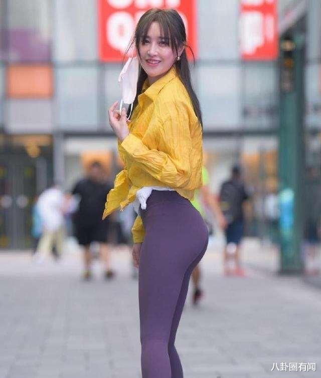 时尚好看的瑜伽裤装扮显得古韵别致，提升你的着装品味，充满童趣