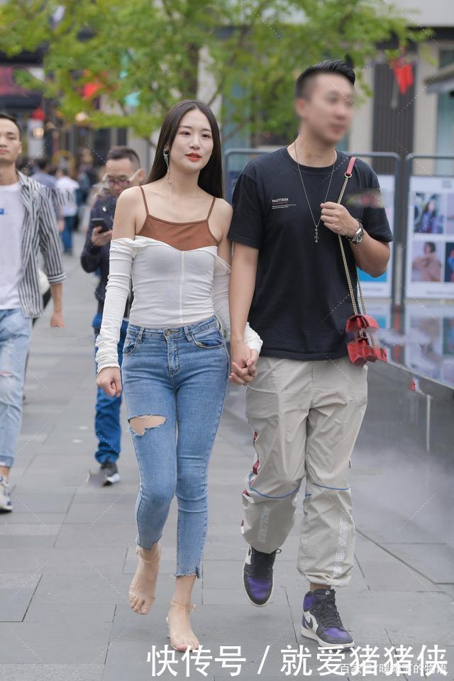 穿牛仔裤要选个性裤型,再搭配时髦上衣,造型才能显得时尚不俗气