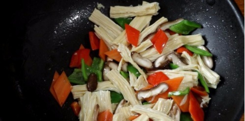  腐竹|香菇便宜又好吃，配上腐竹这样做，汤汁浓郁味道鲜美，特别下饭