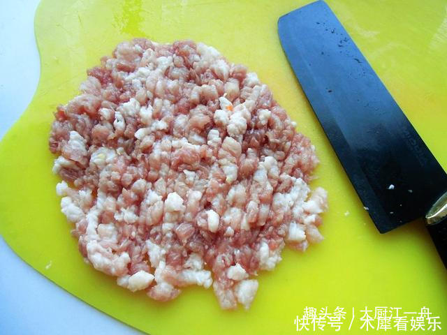  入锅内|肉末木耳，直接下锅就错啦，难怪不脆不入味，大厨这样做才对