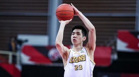 前锋|又一22岁篮球小将横空出世!此数据排CBA第一,解救中国男篮前锋
