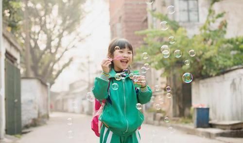 父母|30多岁“巨婴”专业啃老,生活奢华安逸,妈妈:“她还是个孩子”